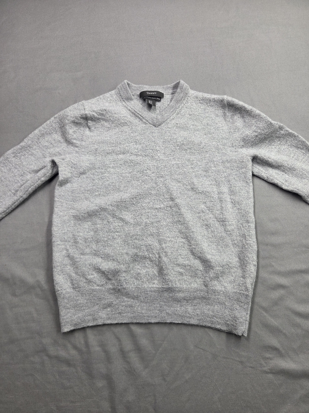 Tahari Grey 100% Extrafine Merino Wool V-Neck Sweater Women's Size Small S Flaws